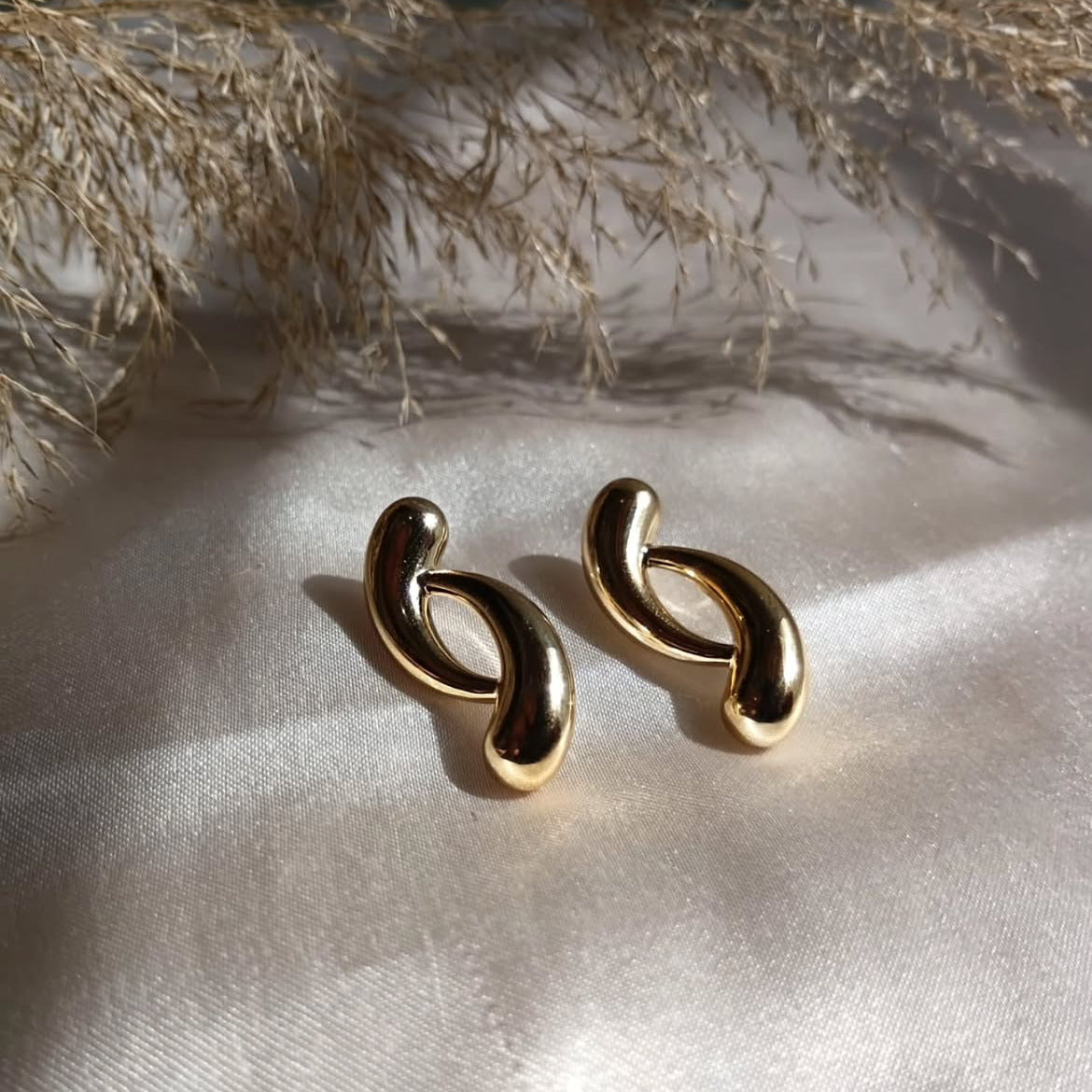 Minimalist Twist Gold Hoop Earrings