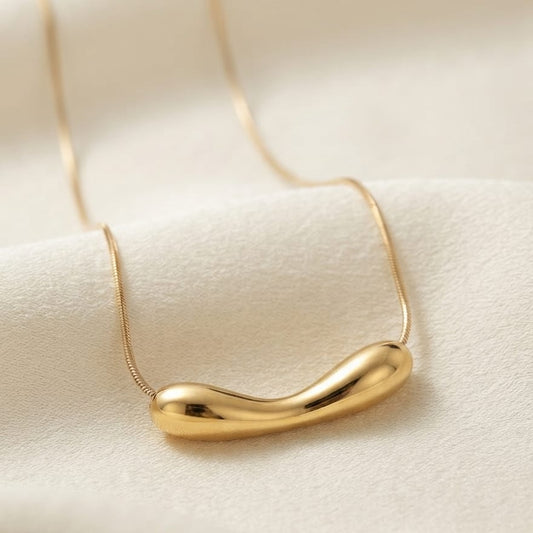 Minimalist Gold Curve Pendant Necklace – Modern Elegance Collection