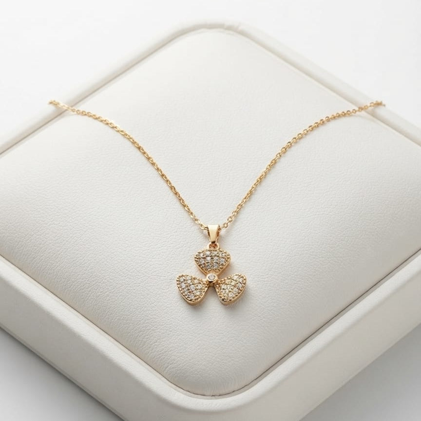 Sparkling Clover Pendant Necklace for Women – Elegant Gold Crystal Necklace