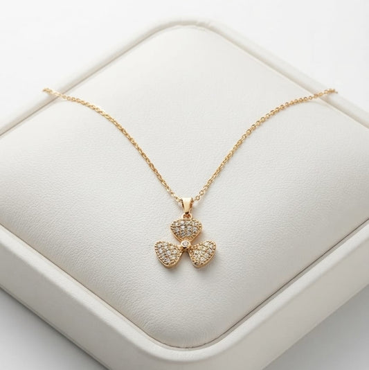 Sparkling Clover Pendant Necklace for Women – Elegant Gold Crystal Necklace