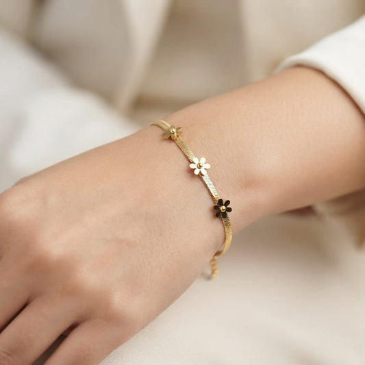 Daisy Flower Charm Bracelet for Women – Elegant Gold Floral Bracelet